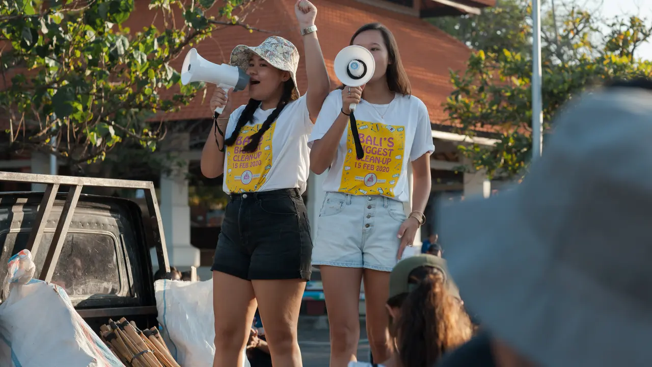 Isabel dan Melati Wijsen di acara Bali’s Biggest Clean Up 2020, Petitenget Beach, Seminyak.