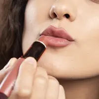 Lip contouring memanfaatkan permainan garis, warna, dan cahaya untuk menciptakan ilusi bibir yang tampak lebih penuh dan berdimensi tanpa prosedur tambahan. (Foto/Dok: Magnific)