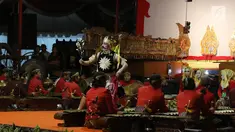 PDIP menggelar acara Gebyar Wayang Kulit 2019 di Tugu Proklamasi, Jakarta, Sabtu (20/7/2019). Acara wayang ini digelar sebagai bentuk tasyakuran HUT PDI-P ke-46 sekaligus perayaan kemenangan Jokowi-Maruf Amin di pemilihan presiden 2019. (Liputan6.com/Herman Zakharia)