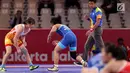 Pegulat Indonesia, Ayuningtias Mutiara (kanan) bertarung dengan pegulat Uzbekistan, Esenbaeva Nabira pada babak perdelapan final 57 kg putri dalam Asian Games 2018 di JCC Senayan, Senin (20/8). Ayuningtias kalah dengan skor 0-7 (Liputan6.com/Fery Pradolo)