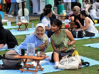 Warga menikmati suasana di Taman Lapangan Banteng, Jakarta, Jumat (27/6/2025). (Liputan6.com/Angga Yuniar)
