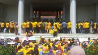 Kericuhan terjadi dalam demo menolak UKT di kampus Unsri yang rata-rata disuarakan mahasiswa tingkat akhir. (dok. istimewa)