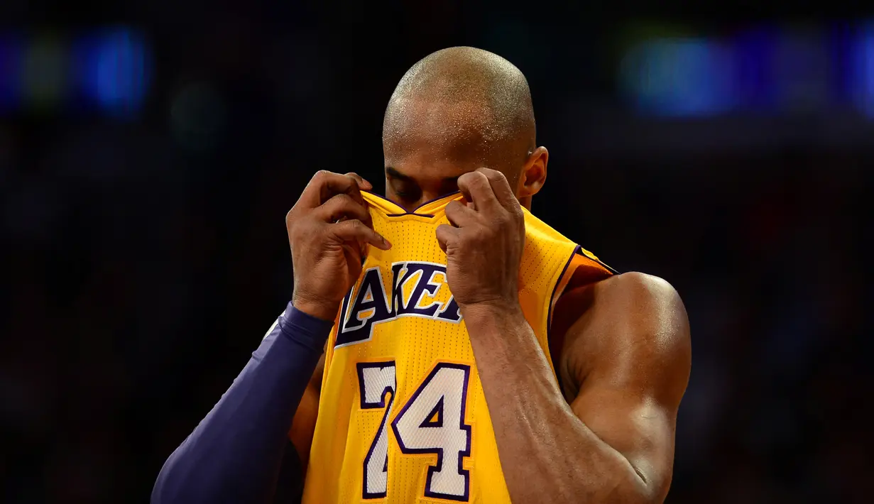 Ekspresi Kobe Bryant saat pertandingan LA Lakers melawan Washington Wizards dalam laga basket NBA di Staples Center, Los Angeles, California, AS, (22/3/2013). (AFP/Frederic J. Brown)