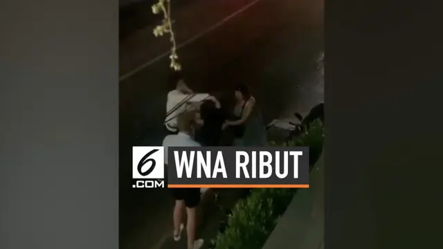 VIDEO: Rekaman WNA Baku Hantam di Tepi Jalan Sanur