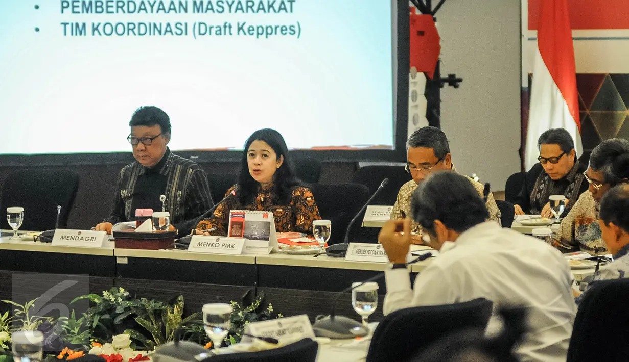 Menko PMK  Puan Maharani memaparkan penjelasan ketika memimpin rakor tingkat menteri di Kemenko PMK, Jakarta, Rabu (19/10). Rapat koordinasi tersebut membahas tentang Pelaksanaan UU Desa. (Liputan6.com/Faizal Fanani)