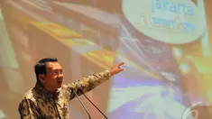 Gubernur DKI Basuki Tjahaja Purnama (Ahok) meluncurkan aplikasi smart city bagi warga Jakarta, Senin (15/12/2014). (Liputan6.com/Herman Zakharia)