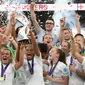 Pemain Timnas Inggris mengangkat trofi setelah meraih kemenangan atas Jerman di final Piala Eropa Wanita 2022 yang berlangsung di Wembley Stadium, di London, pada Minggu (31/07/2022). Inggris memenangkan turnamen ini untuk pertama kalinya berkat gol Chloe Kelly di masa perpanjangan waktu. (FRANCK FIFE / AFP)