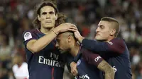 Pemain PSG, Edinson Cavani dan Marco Verratti, merayakan gol yang dicetak Neymar Jr, ke gawang Toulouse pada laga Liga 1 Prancis, di Stadion Parc des Princes, Senin (21/8/2017). PSG menang 6-2 atas Toulouse. (AFP/Thomas Samson)