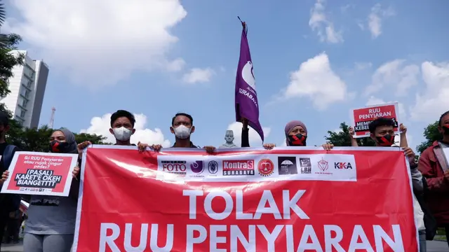 Puluhan massa yang tergabung dalam Koalisi Masyarakat dan Pers (Kompres) menggelar aksi damai menolak revisi Rancangan Undang-undang (RUU) penyiaran di Surabaya. (Dian Kurniawan/Liputan6.com)