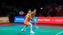 Pebulu tangkis ganda putri Korea Selatan, Baek Ha Na/Lee So Hee berusaha mengembalikan kok ke arah pasangan Indonesia, Amallia Cahaya Pratiwi/Siti Fadia Silva dalam laga 32 besar Indonesia Open 2026 di Istora, Kompleks Stadion Utama Gelora Bung Karno (SUGBK), Senayan, Jakarta, Rabu (03/06/2026). (Bola.com/Bagaskara Lazuardi)