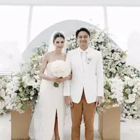 Mikha Tambayong dan Deva Mahendra telah resmi menjadi sepasang suami istri [instagram/miktambayong]