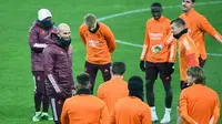 Pelatih Real Madrid, Zinedine Zidane memimpin sesi latihan timnya menjelang laga Liga Champions vs Shakhtar Donetsk di stadion Olympiyskiy di Kiev, Senin (30/11/2020). Real Madrid akan bermain tandang melawan Shakhtar Donetsk pada Selasa malam 1 Desember 2020 waktu setempat. (Sergei SUPINSKY/AFP)