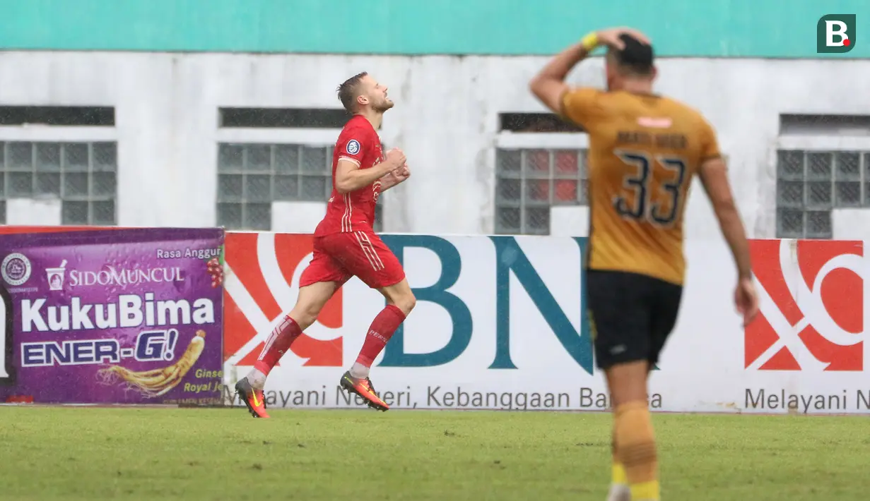 <p>Pemain Persija Jakarta, Hanno Behrens (kanan) melakukan selebrasi setelah menjebol gawang Bhayangkara FC dalam pertandingan lanjutan pekan ke-25 BRI Liga 1 2022/2023 yang berlangsung di Stadion Wibawa Mukti, Cikarang, Jawa Barat, Kamis (16/2/2023). (Bola.com/Ikhwan Yanuar)</p>