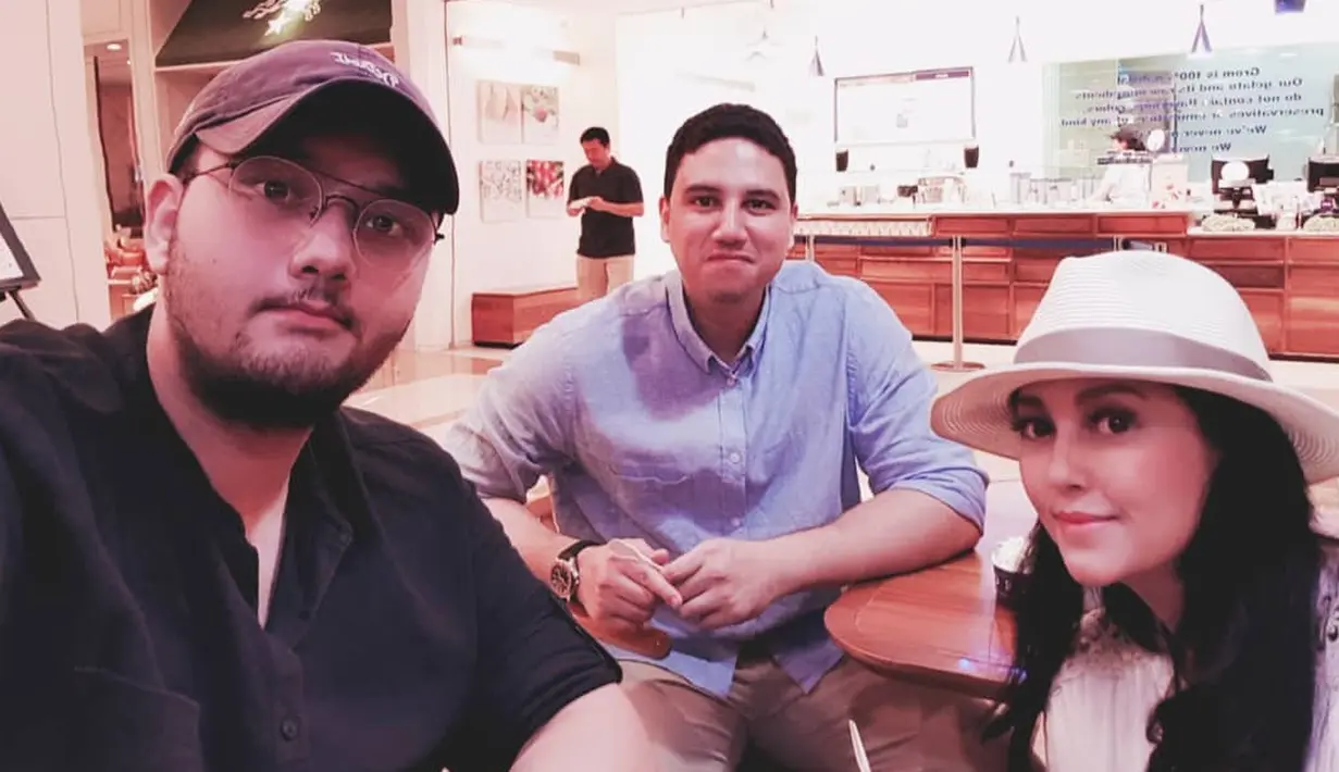 Meskipun mempunyai jadwal yang padat, akan tetapi Meriam Bellina tetap meluangkan waktunya untuk sekedar berkumpul bersama kedua putranya. (Foto: Instagram.com/bellinamer)