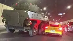 Kali ini, kecelakaan tak biasa terjadi antara panser PTL-02 dengan sportcar Porsche Cayman berwarna kuning. Peristiwa ini terjadi di saat mobil panser ingin berpindah jalur tanpa menggunakan lampu sein.