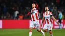 Selebrasi gol pemain Red Star Belgrade, Marko Gobeljic pada laga lanjutan Grup C Liga Champions yang berlangsung di stadion Rajko Mitic, Rabu (12/12). Red Star Belgrade kalah 1-4 atas PSG. (AFP/Andrej Isakovic)
