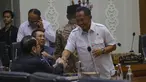 Menteri Dalam Negeri (Mendagri), Tito Karnavian sesaat sebelum mengikuti rapat kerja dengan Badan Legislasi DPR terkait pembahasan RUU Pilkada di Kompleks Parlemen, Senayan, Jakarta, Rabu (21/8/2024). (merdeka.com/Arie Basuki)
