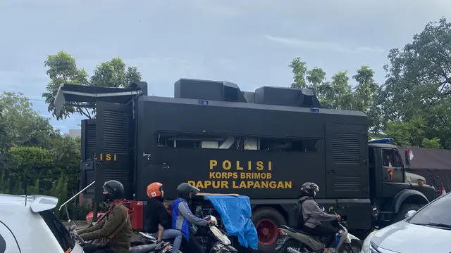 Korps Brimob Polda Metro Jaya mendirikan dapur lapangan di lokasi kebakaran Depo Pertamina Plumpang, Koja, Jakarta Utara.