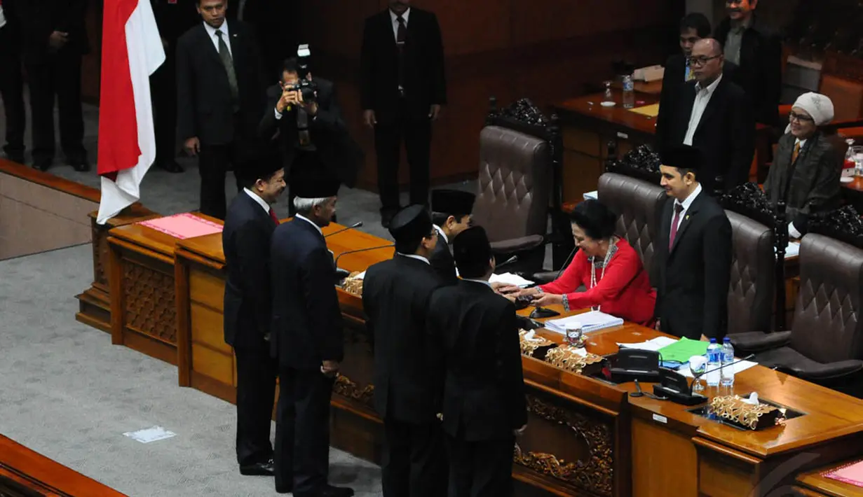 Pimpinan sementara Sidang Paripurna DPR RI, Popong Otje Djunjunan, secara simbolis menyerahkan palu sidang kepada Ketua DPR terpilih, Jakarta, (2/10/14). (Liputan6.com/Andrian M Tunay)