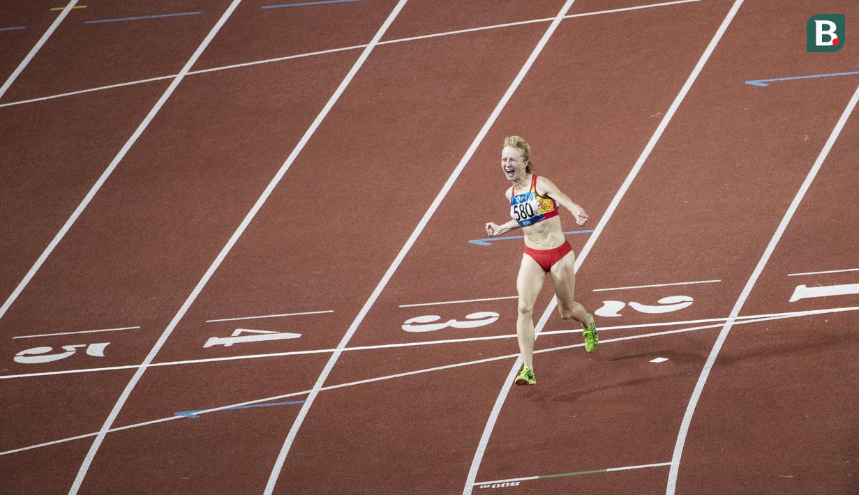 Pelari Kirgistan, Daria Maslova, berhasil meraih medali emas nomor 10.000 meter pada cabang atletik Asian Games di SUGBK, Jakarta, Sabtu (25/8/2018). (Bola.com/Vitalis Yogi Trisna)