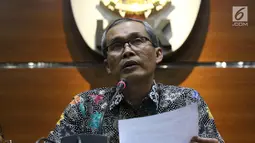 Komisioner KPK, Alexander Marwata saat mengumumkan penetapan tersangka baru kasus dugaan suap dana hibah Kemenpora ke KONI Pusat, Gedung KPK, Jakarta, Rabu (18/9/2019). KPK menetapkan Menpora Imam Nahrawi sebagai tersangka baru diduga menerima suap Rp26,5 milyar. (Liputan6.com/Helmi Fithriansyah)