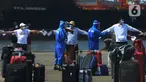Petugas memeriksa WNI ABK MV Eurodam di Pelabuhan JITC 2, Tanjung Priok, Jakarta, Rabu (17/6/2020). Evakuasi  870 WBI ABK MV Eurodam dibagi menjadi dua tahap gelombang pertama hari ini Rabu (17/6) sebanyak 440 WNI ABK MV Eurodam hingga Kamis (18/6) sebanyak 430 orang. (merdeka.com/Imam Buhori)