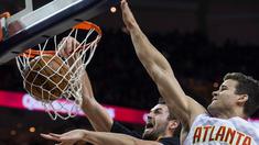 Rentetan kemenangan Cleveland Cavaliers pada awal NBA musim reguler 2016-2017 akhirnya terhenti di tangan Atlanta Hawks. Cavs dipaksa menyerah dengan skor akhir 106-110 di Quicken Loans Arena, Rabu (9/11/2016) WIB. (AP Photo/Phil Long)