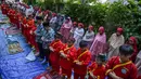 Sejumlah pelajar dan guru dari pondok pesantren Muhammadiyah mengikuti salat Istisqa untuk memohon turunnya hujan di tengah kekeringan berkepanjangan akibat fenomena El Niño di Surabaya, Jawa Timur, Kamis (22/10/2026). (JUNI KRISWANTO/AFP)