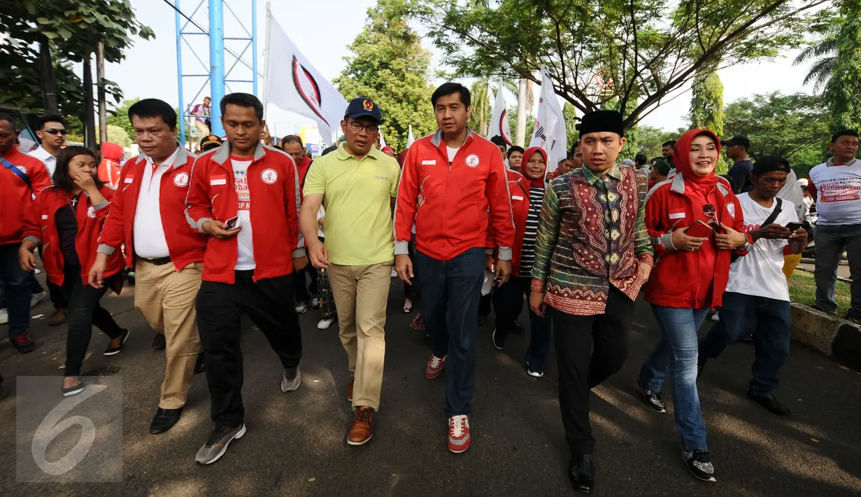 Ketua Taruna Merah Putih, Maruarar Sirait (keempat kiri) bersama Walikota Bandung Ridwan Kamil berjalan bersama saat Kirab Kebangsaan Indonesia Raya di Cibinong, Kab Bogor, Minggu (14/5). (Liputan6.com/Helmi Fithriansyah)