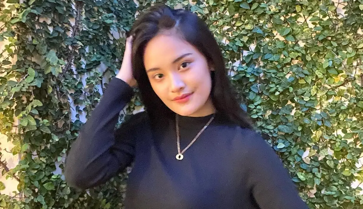 Member JKT48 kelahiran 8 Januari 2005 selalu sukses curi perhatian dengan gaya penampilannya yang simpel tapi menawan. Seperti saat ia mengenakan outfit serba hitam yang membuat gaya penampilan Ashel kian memesona. Aura kecantikannya pun sangat terpancarkan dengan outfit hitam. (Liputan6.com/IG/@jkt48.ashel)