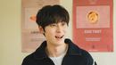 Demikian pula, Hwang Minhyun juga memancarkan energi cerah. Sorot mata Hwang Minhyun begitu berbinar-binar. (Foto: tvN via Soompi)
