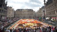 Pengunjung menyaksikan Karpet Bunga Brussels di Grand Place, Brussels, Belgia, Kamis (16/8). Karya ini didedikasikan kepada orang-orang Guanajuato di Meksiko yang kaya akan budaya dan tradisi bunga. (AP Photo/Virginia Mayo)