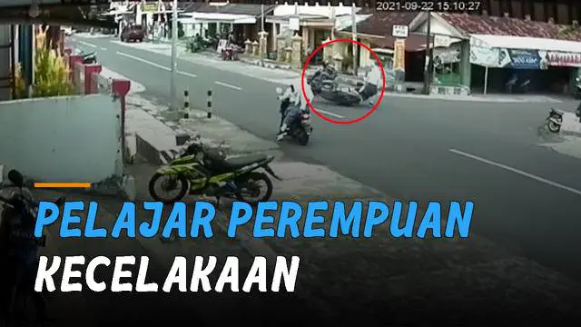 Sudah hidupkan sein namun kurang hati-hati saat menyebrang jalan. Remaja perempuan alami kecelakaan di pertigaan Depan Kecamatan Manyaran, Kabupaten Wonogiri, Jawa Tengah.