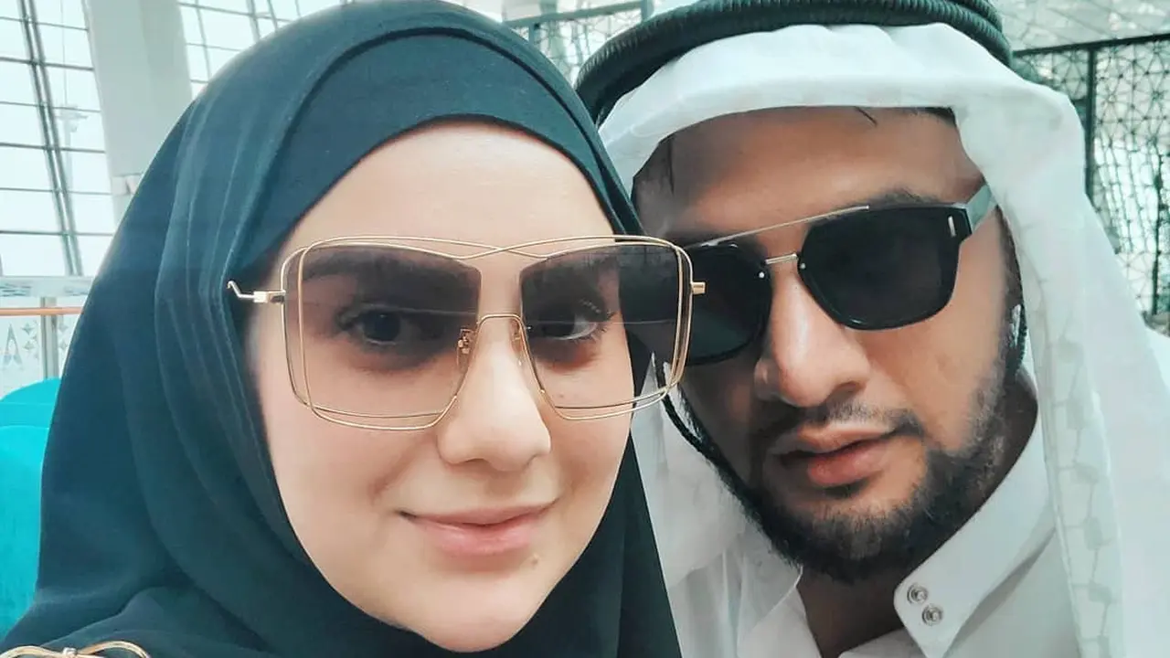 6 Momen Ammar dan Irish Bella Tarawih Bareng di Hari Pertama Ramadhan, Syahdu