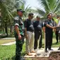 Kepala Staf Kepresidenan Dr. Moeldoko mengunjungi kebun Science Techno Park Universitas Muhammadiyah Purwokerto, Jawa Tengah, Jumat (2/9) untuk ikut menanam dan memetik varietas unggul kelapa kopyor yang dikembangkan UMP.