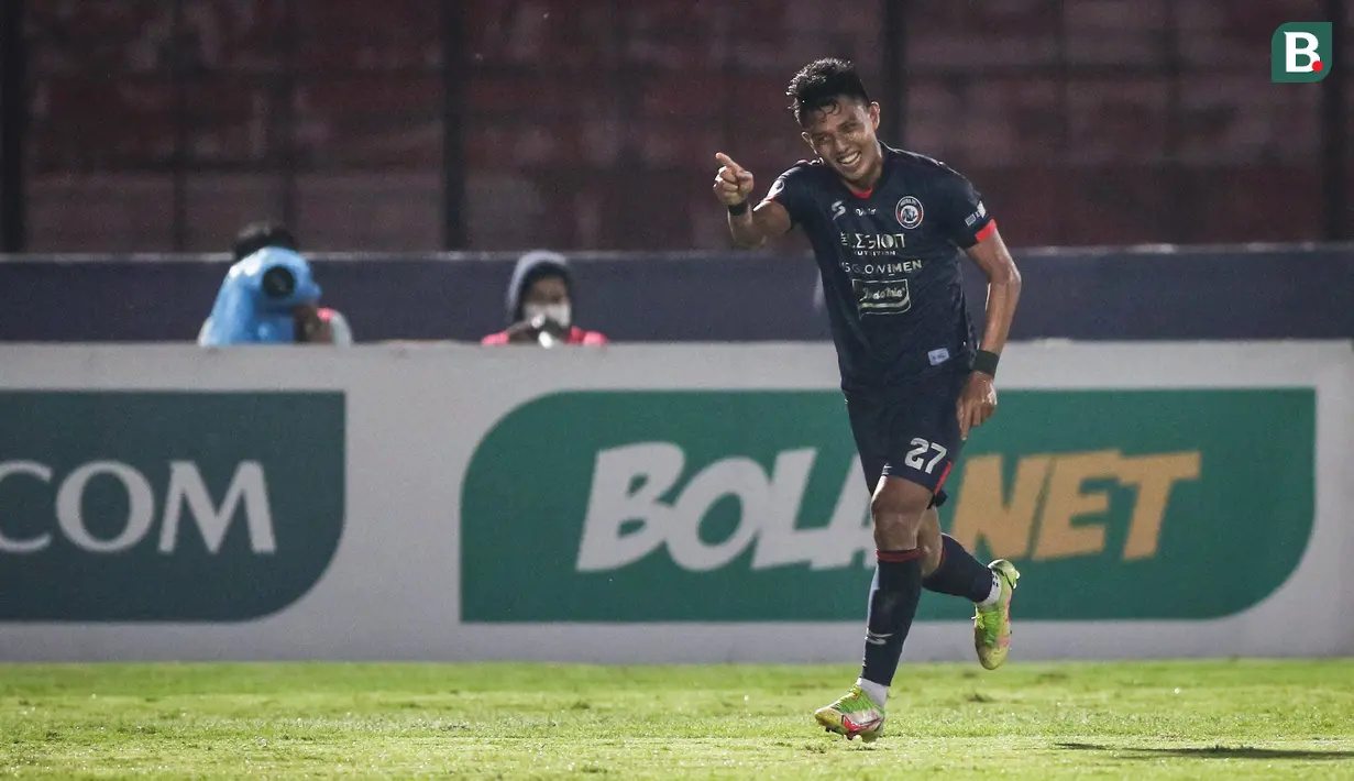 Pemain Arema FC, Dedik Setiawan merayakan gol kedua timnya saat laga pekan kesembilan BRI Liga 1 2021/2022 antara Arema FC melawan Persita Tangerang di Stadion Sultan Agung, Bantul, Rabu (27/10/2021). (Bola.com/Bagaskara Lazuardi)