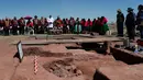 Pendeta Aymara berdoa sebelum dimulainya penggalian bejana pra-Hispanik di Kuil Kalasasaya, Tiwanaku, Bolivia, Rabu (18/9/2019). Bejana ditemukan dalam penggalian situs yang pernah menjadi rumah bagi salah satu kerajaan pra-Hispanik paling penting, Tiwanacota. (AP Photo/Juan Karita)