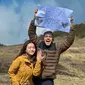 Nathalie Holscher dilamar kekasih bulenya yakni Ladislao Camara ketika keduanya mendaki puncak Gunung Gede bareng. Nathalie menerima lamaran itu. (Foto: Dok. Instagram @nathalieholscher)