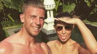 LIBURAN - Toby Alderweireld memanfaatkan liburan akhir musim dengan mengunjungi Bali. (Instagram)