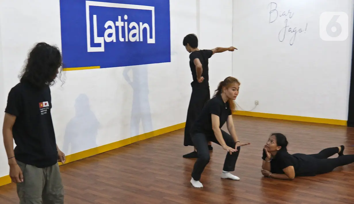 Seniman teater Lab Teater Ciputat mementaskan persilangan karya sastra berjudul Sotoba Komachi karya Yukio Mishima dan Rintik karya Danarto dalam workshop jarak jauh di Jakarta, Sabtu (18/9/2021). Teater ini kolaborasi Lab Teater Ciputat dan Theatre Company shelf. (Liputan6.com/Herman Zakharia)