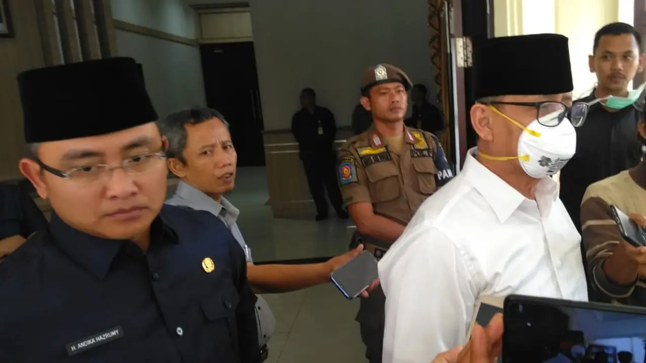 Gubernur Banten Wahidin Halim mengenakan masker saat lantik pejabat Pembro Banten.