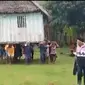 Sebuah video viral, merekam aksi warga memikul dan meindahkan sebuah rumah panggung di Kabupaten Muna, penyebabnya diduga karena beda pilihan pada ajang pemilihan kepala desa.