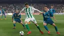 Pemain Real, Madrid Lucas Vazquez dan pemain Real Betis, Tello Herrea berebut bola pada laga pekan ke-24 La Liga Spanyol di Estadio Benito Villamarin, Minggu (18/2). Melalui pertarungan sengit 8 gol, Real Madrid menang 5-3. (AP/Miguel Morenatti)