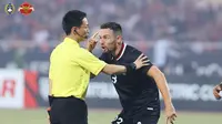 Gelandang Timnas Indonesia, Marc Klok melakukan protes keras terhadap asisten wasit dalam laga leg kedua semifinal Piala AFF 2022, Senin (9/1/2023) malam WIB di Stadion My Dinh, Hanoi, Vietnam.