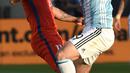 Penyerang Argentina, Gonzalo Higuain (kanan) berebut bola dengan Penyerang Chile, Eduardo Vargas pada Copa America Centenario 2016 di Levi's Stadium, California, AS (7/6). Argentina menang atas Chile dengan skor 2-1. (AFP/Mark Ralston)