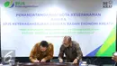 Dirut BPJS Ketenagakerjaan Agus Susanto (kanan) bersama Kepala Badan Ekonomi Kreatif Triawan Munaf menandatangani nota kesepahaman di Jakarta, Rabu (13/9). (Liputan6.com/Angga Yuniar)