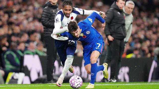 Pedro Neto dari Chelsea, kiri, berebut bola dengan Djed Spence dari Tottenham