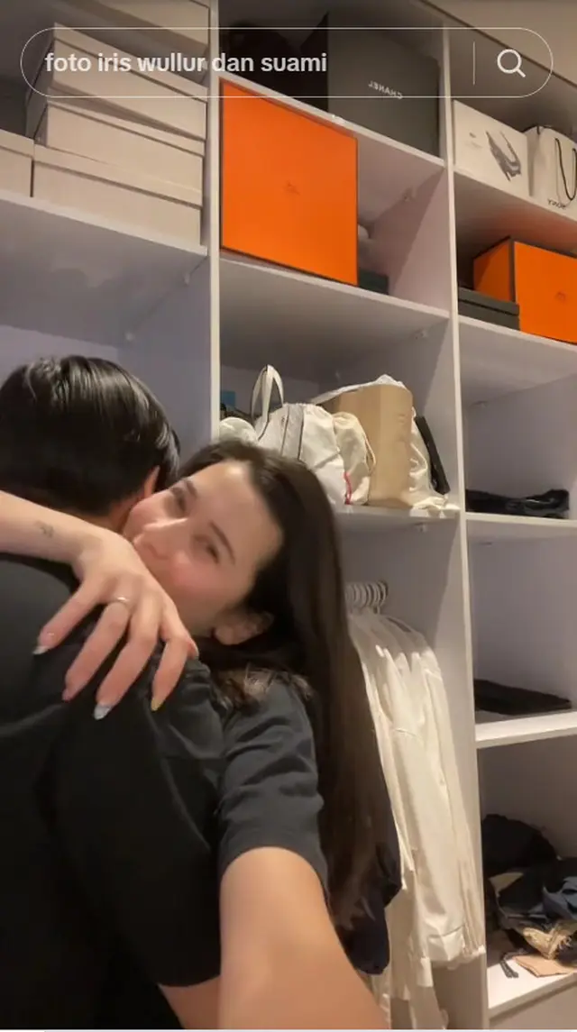 Jarang unggah foto bareng, intip 6 potret romantis Iris Wullur dan suami yang diduga selingkuh