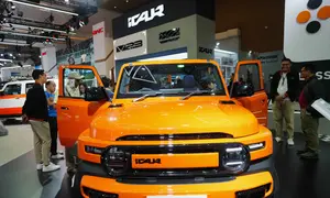 Di sisi lain merek China, iCar, meluncurkan model V23, dan merek Vietnam VinFast luncurkan MPV 7-seater terbarunya Limo Green. Tampak dalam foto, pengunjung melihat iCar V23, kendaraan listrik dari sub-merek produsen mobil Tiongkok, Chery Group, selama Pameran Motor Internasional Indonesia di Jakarta, Sabtu 7 Februari 2026. (AP Photo/Tatan Syuflana)