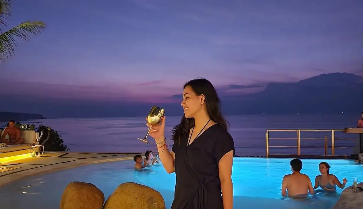 Potret Lady Nayoan di sini bisa jadi inspirasi untuk kamu yang mau melakukan kencan di malam hari. Dibalut dress panjang lengan pendek berwarna hitam, Lady Nayoan tampak memesona, tanpa kesan berlebihan sama sekali. Foto: Instagram.